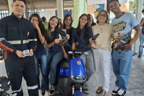Imagem da ação de educação no trânsito do projeto Micromobilidade Consciente