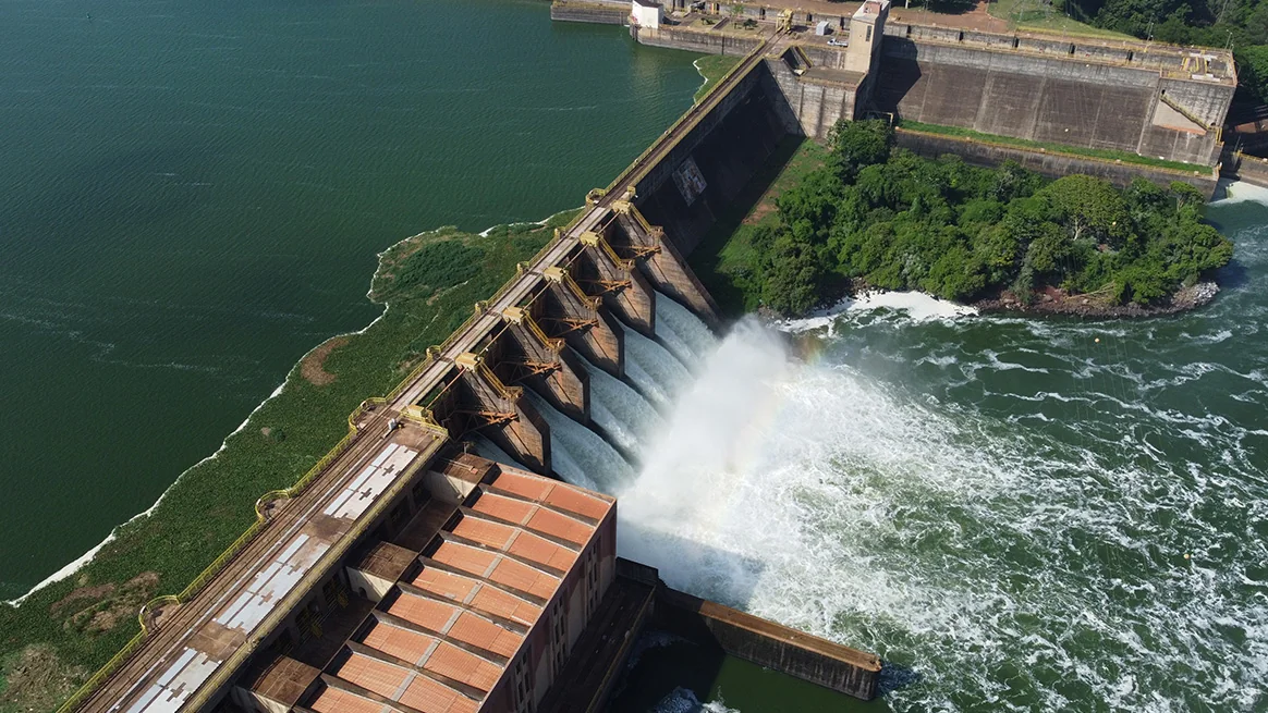 Vista aérea de barragem e vertedouro de hidrelétrica em imagem divulgada pela ANEEL.