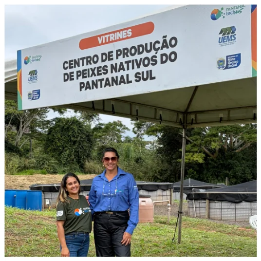 Pessoas diante da estrutura do Centro de Produção de Peixes Nativos do Pantanal Sul, em imagem divulgada pela UEMS.